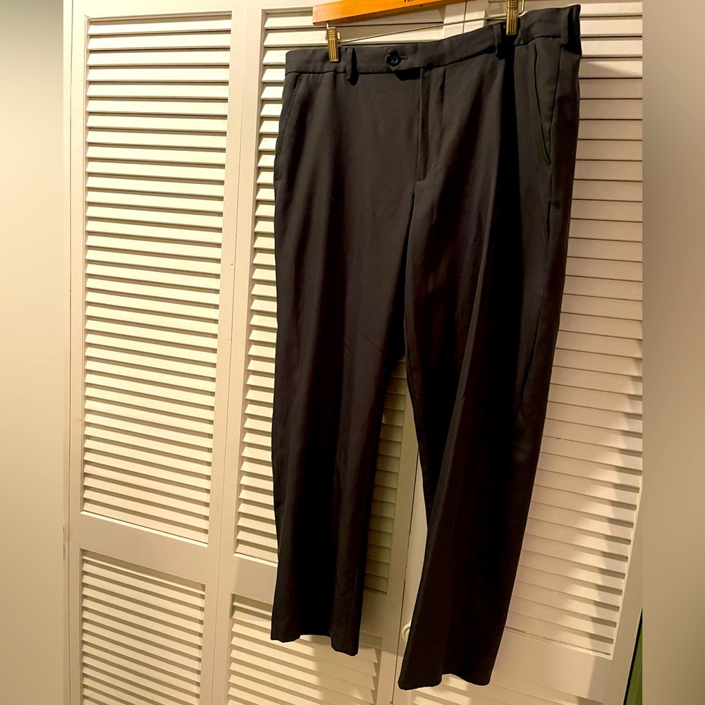 Izod Black Front Pleat Men’s Dress Pants 38x30 Worn Once EUC Wrinkle Free